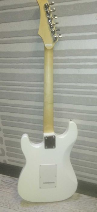 Электрогитара Белая