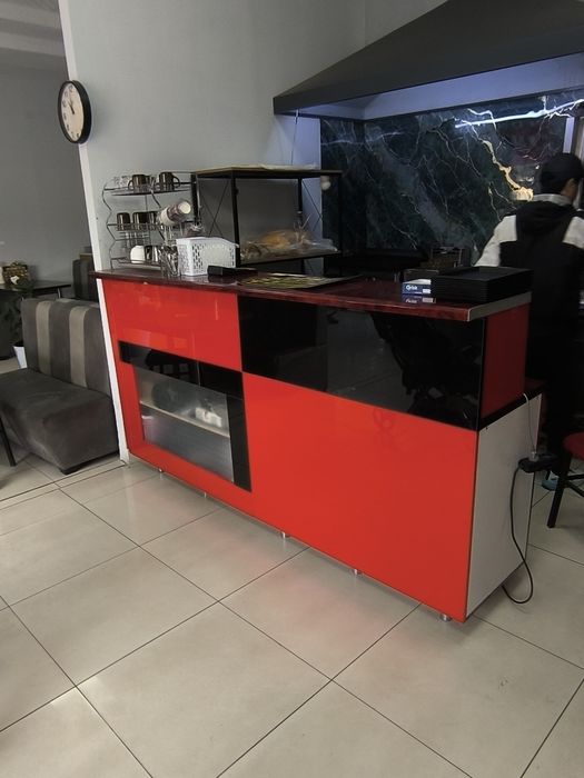 Divan , televizor 65 , konditsioner