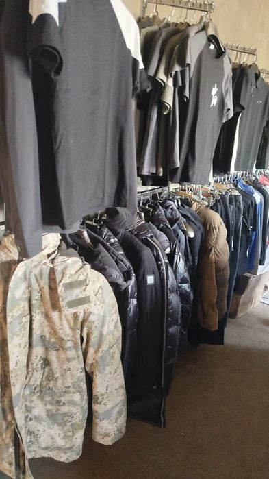 Магазин закрыли распродажа одежды