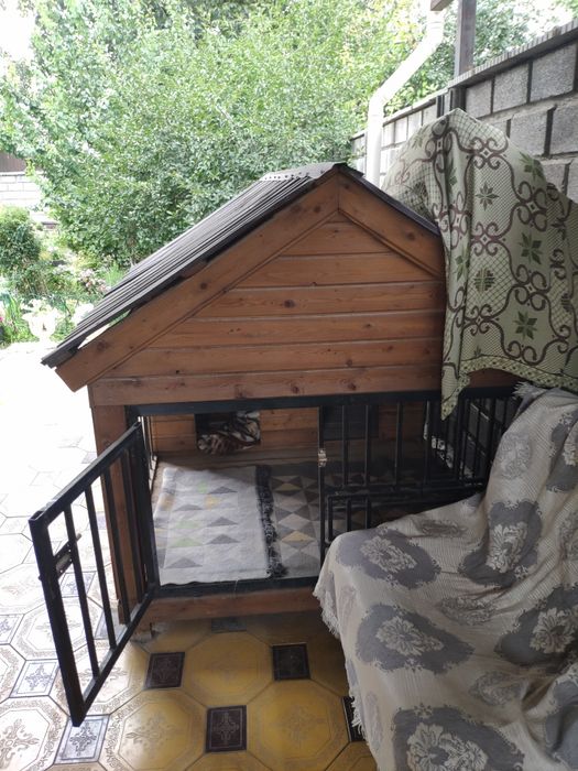 Будка для собаки с решеткой