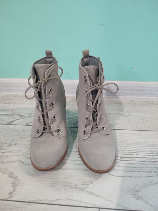 Cravo Canela Светло сиви велурени боти