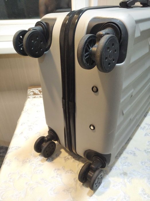 Дорожный чемодан на колесах.