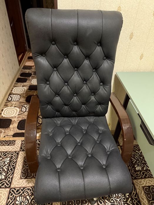 Офисные кресло и стол