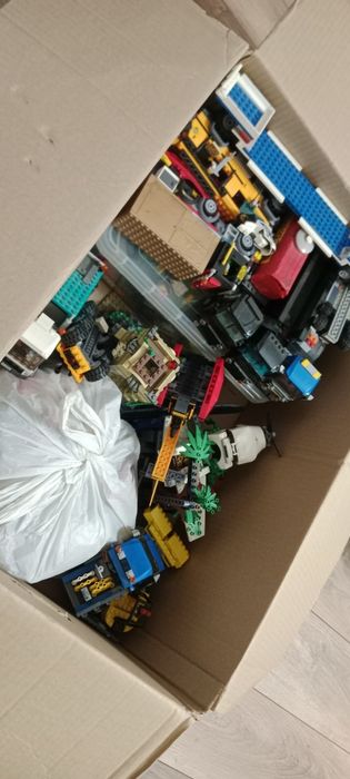 Продам каробку Лего