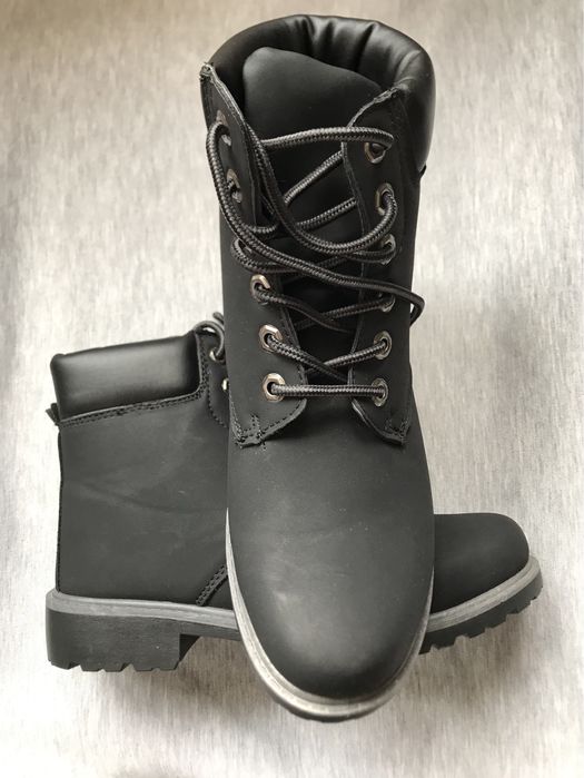 Ghete negre cu siret