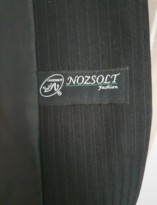 Vând costum negru bărbătesc