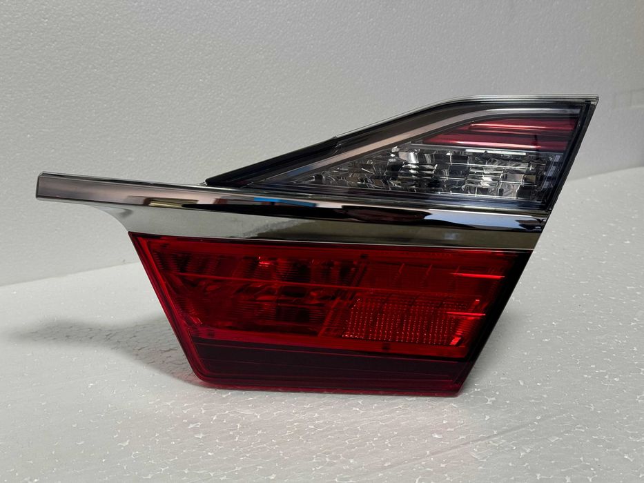 Задний правый оригинальный фонарь крышки багажника на Toyota Camry 55
