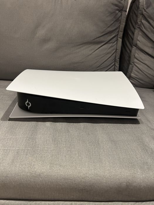 PlayStation 5 Digital + 2 controllere | Stare foarte bună