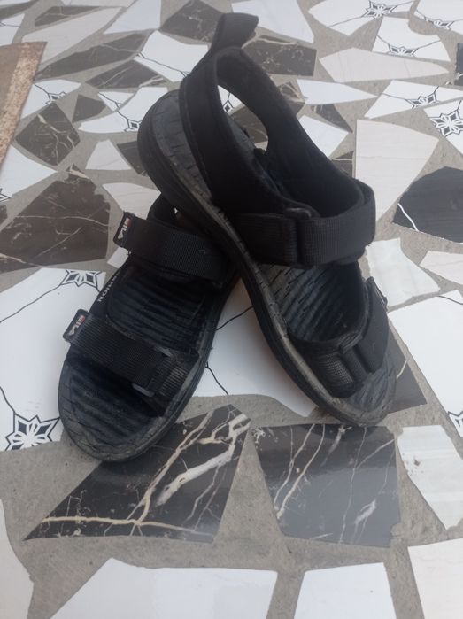 Oyoq kiyimlar sotiladi