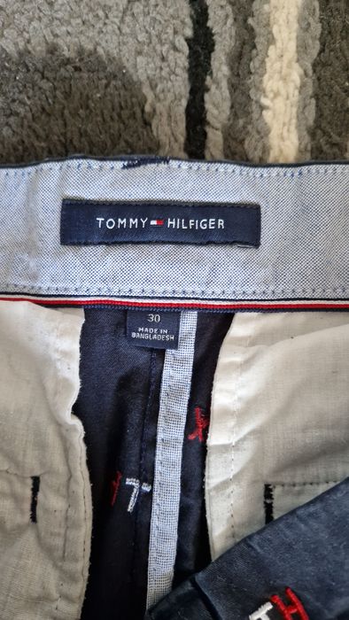 Vând blugi toți hilfiger