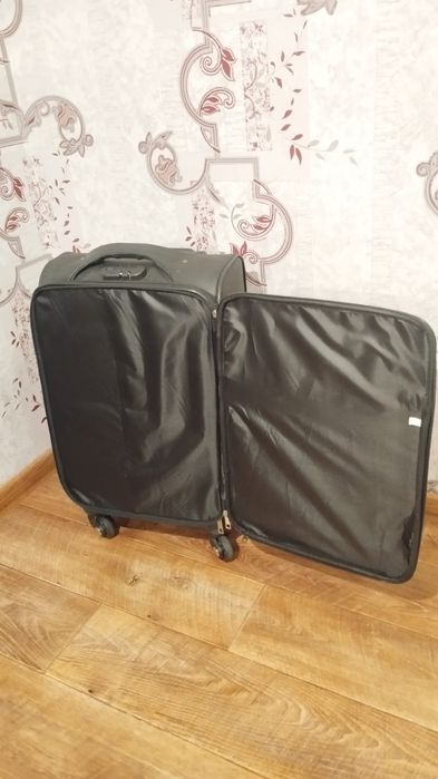 Чемодан на колесиках