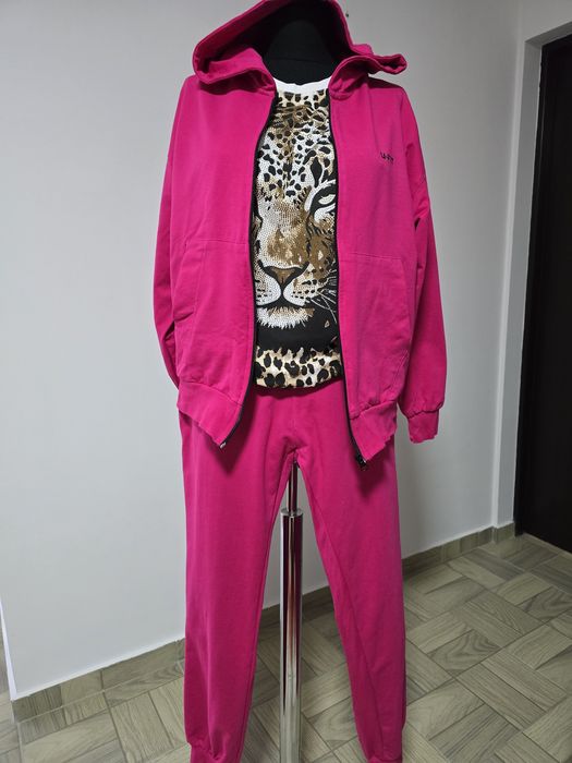 Trening dama fucsia, model cu hanorac cu gluga , buzunare laterale