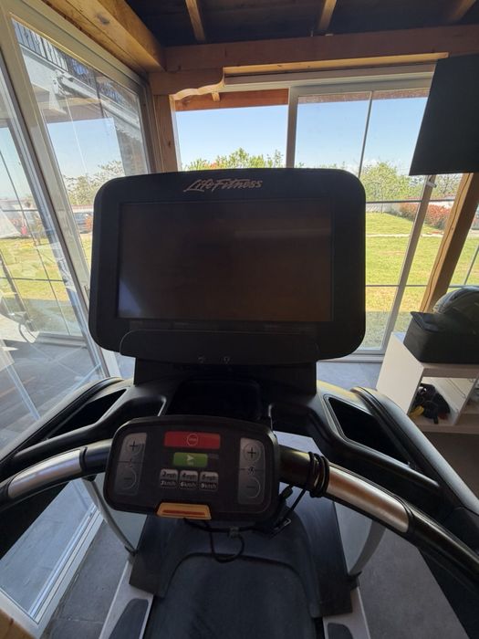 Продавам професионална бягаща пътека Life Fitness – втора употреба