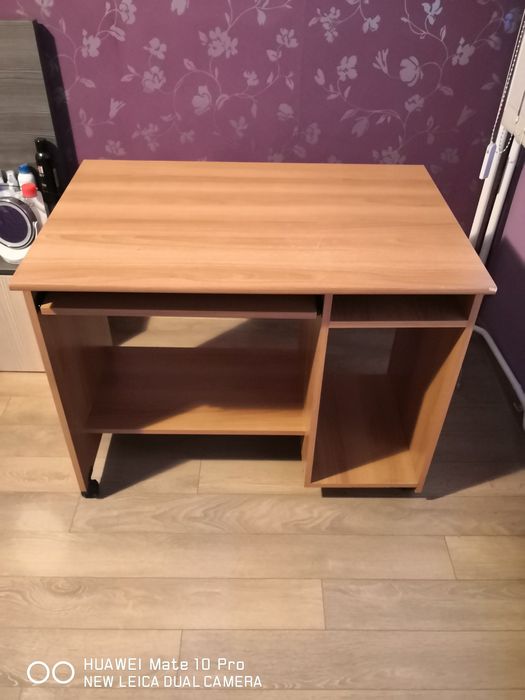 Бюро за компютър и стол за компютър