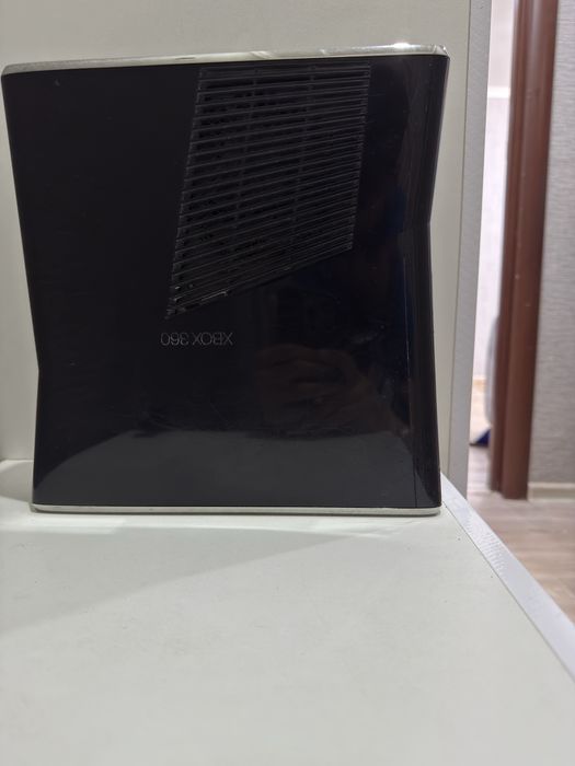 Продам Xbox 360 Slim (прошитая) с Kinect и 30+ играми