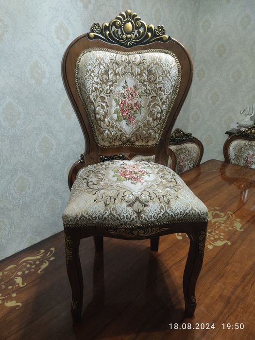 Стол. 10 та стул