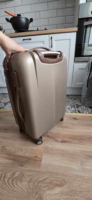 Чемодан дорожный