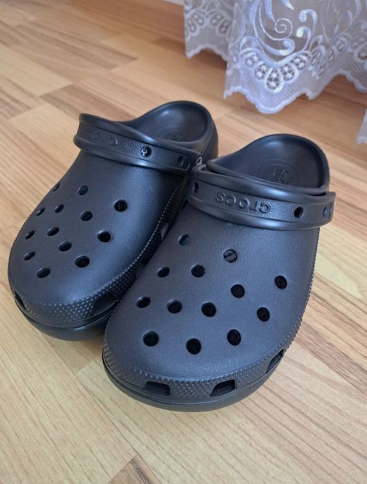 Vand crocs noi, doar probați mărimea 39