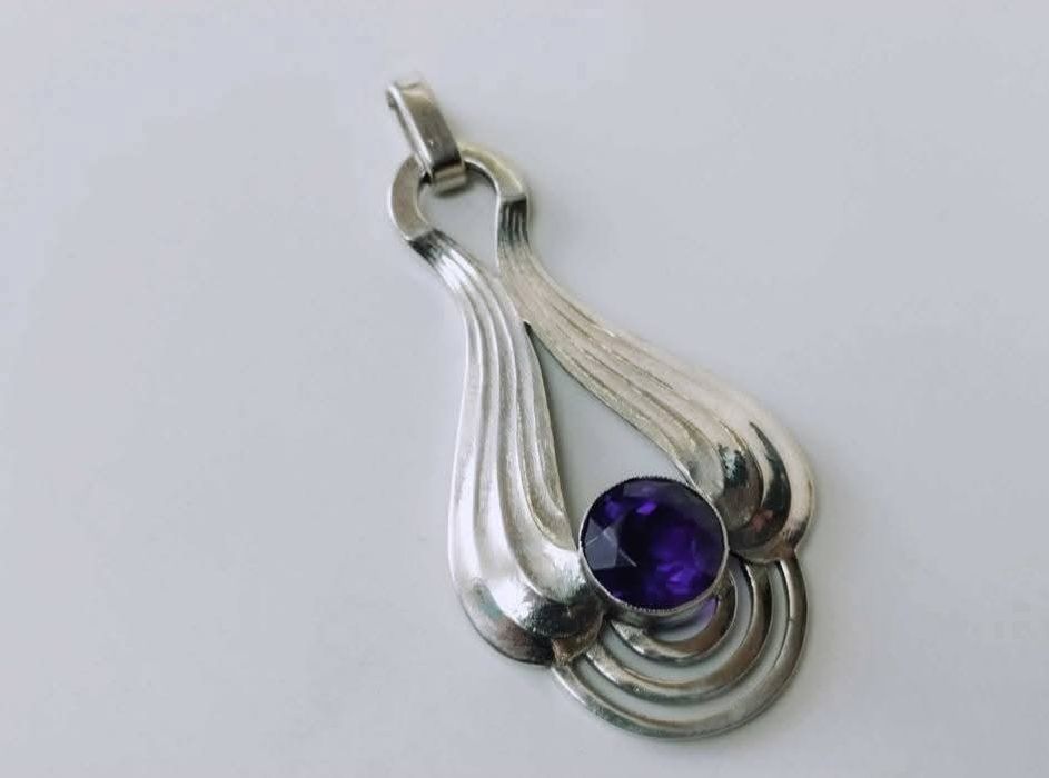 Vechi pandantiv din argint de 800, Depose cu piatra ametist
Proveni