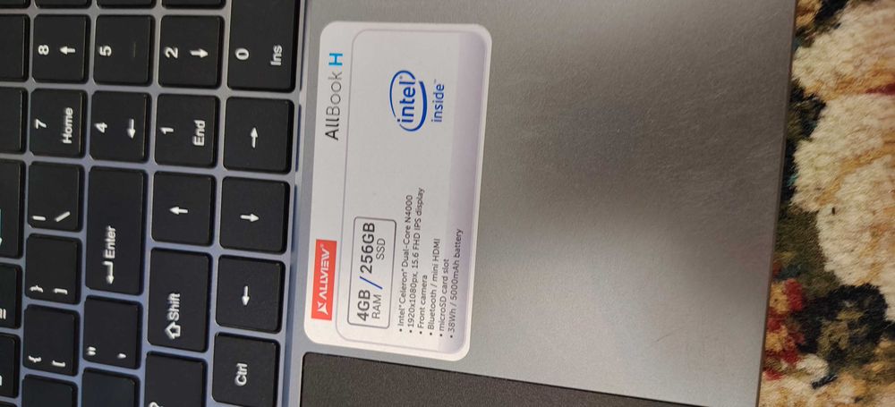 Laptop se deschide greu