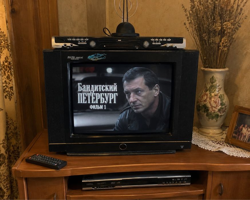 Пррдам Телевизор  и двд плеер все уместе за 2000 тг