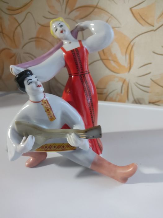 Фарфоровая статуэтка.