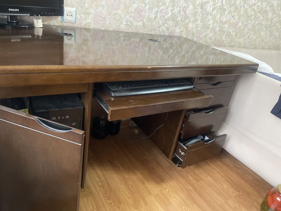 Стол письменный лакированный