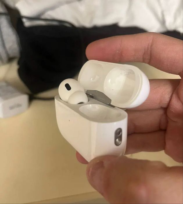 Продам оригинал кейс airpods pro 2