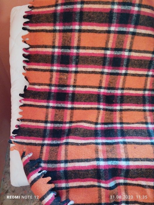 Продавам ново вълнено одеяло.