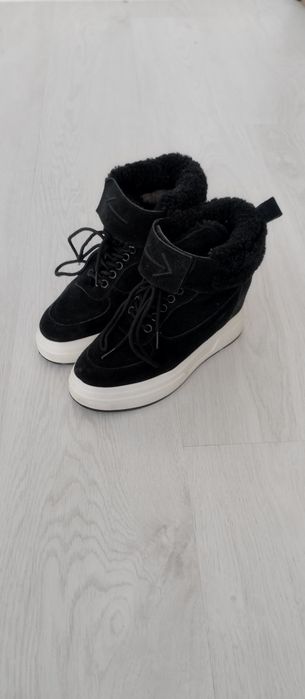 Продам новые сапоги ботинки.