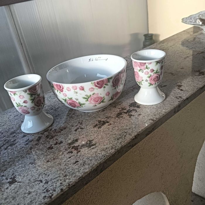 Castronas din portelan si 2 suporti pt oua pentru mic dejun