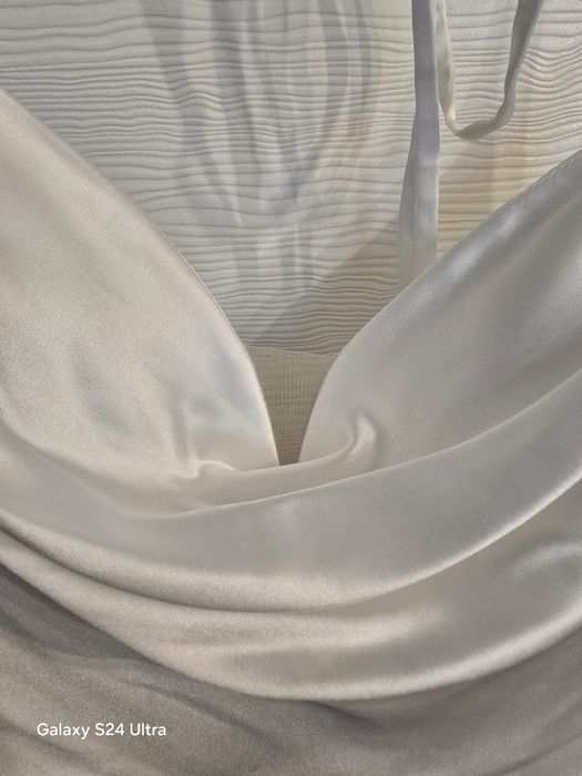 Бяла дълга рокля