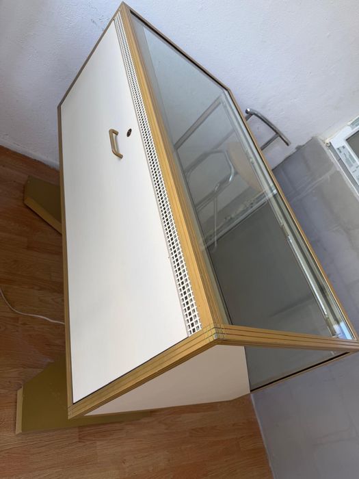 Vitrine Bijuterii / Ceasuri Premium – Mobilier Comercial de Lux Iluminat