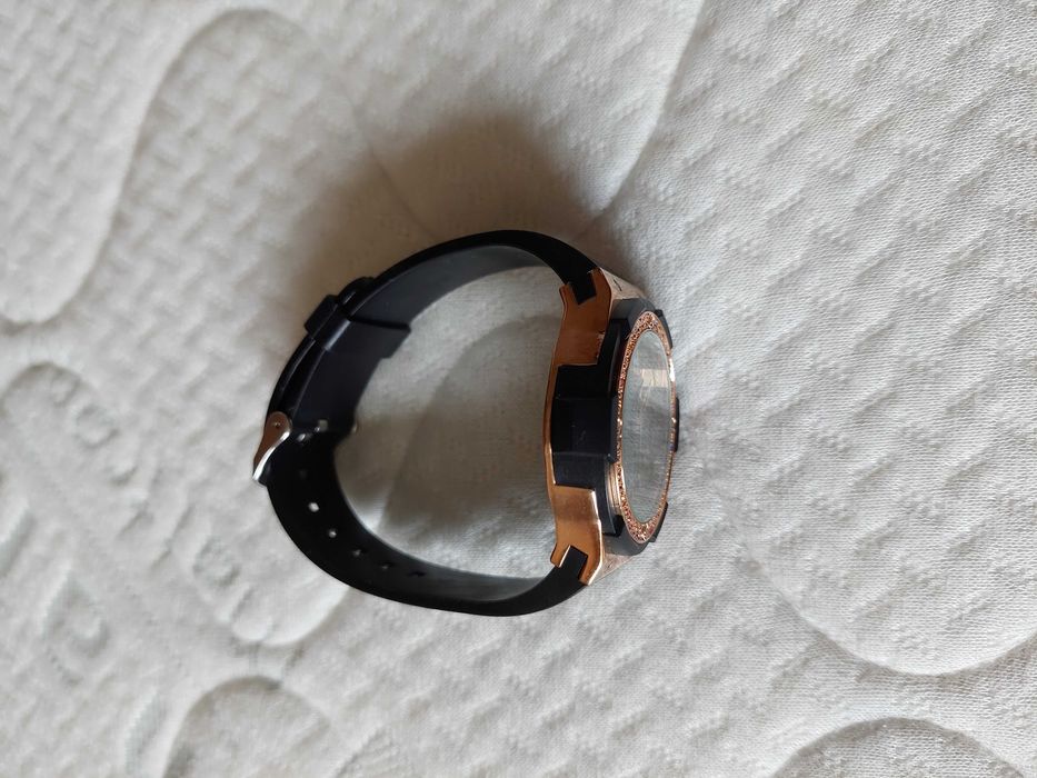 Дамски часовник Q&Q с камъни