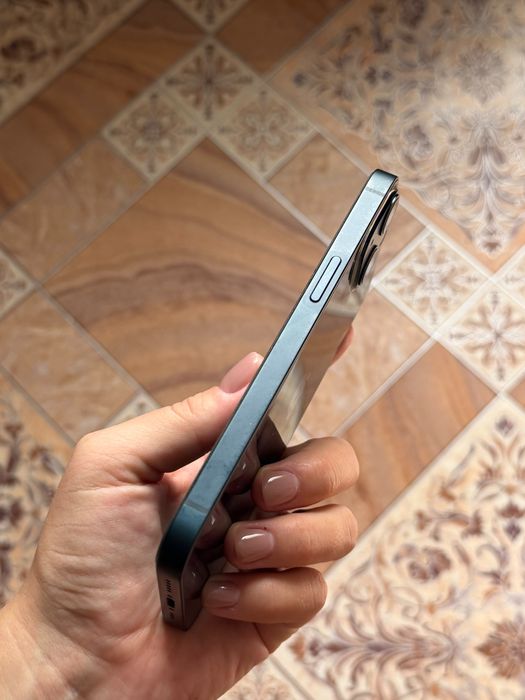 iPhone 13 в хорошем состояние