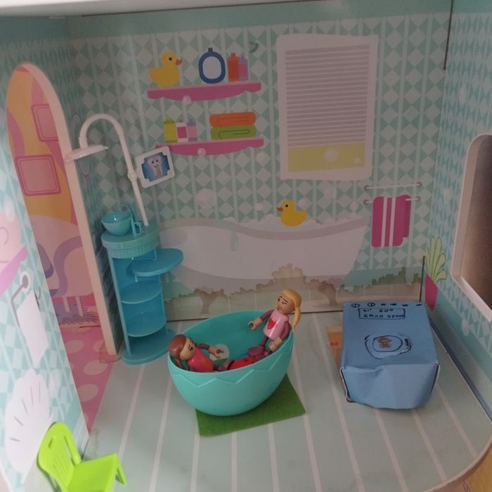 Къща за кукли с обзавеждане и семейство кукли