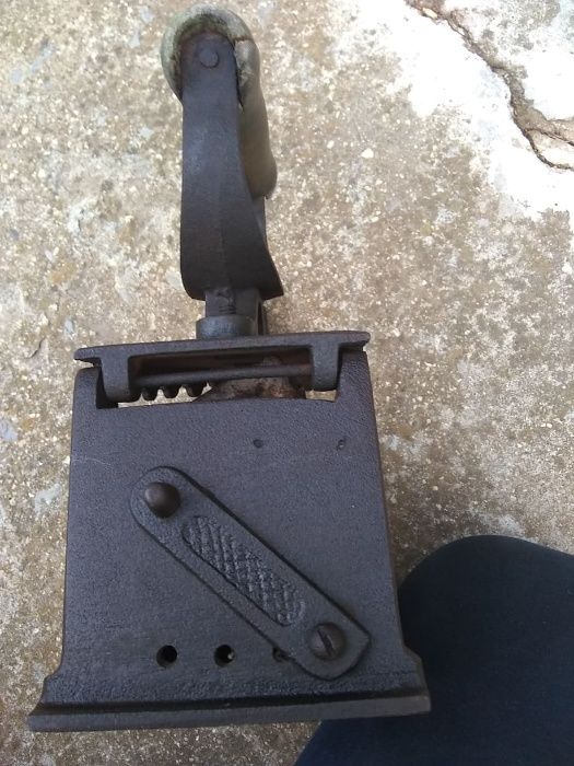 Стара ютия на въглища