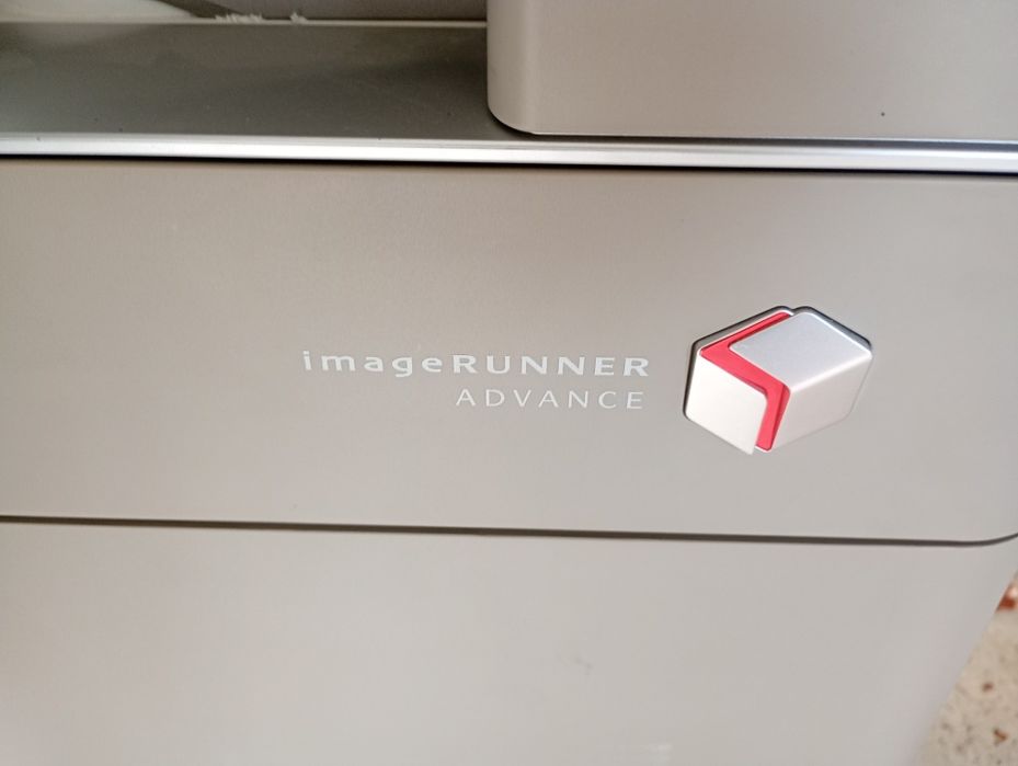Това е цветно мултифункционално устройство Canon imageRUNNER ADVANCE
