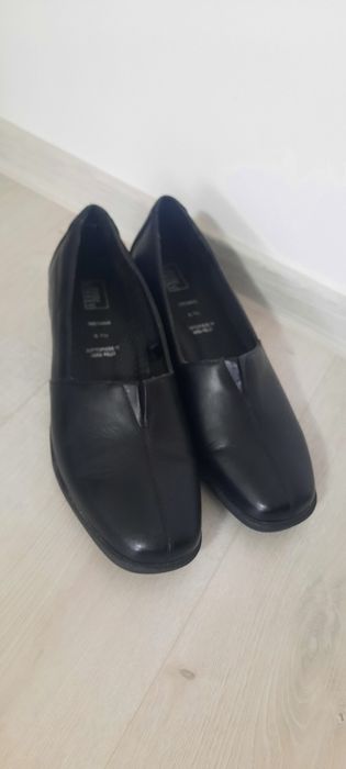 Pantofi noi, comozi