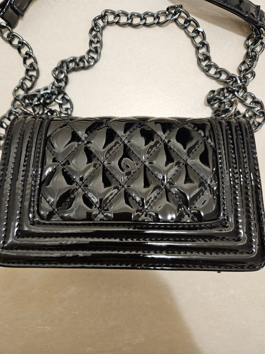 Дамска лачена черна чанта