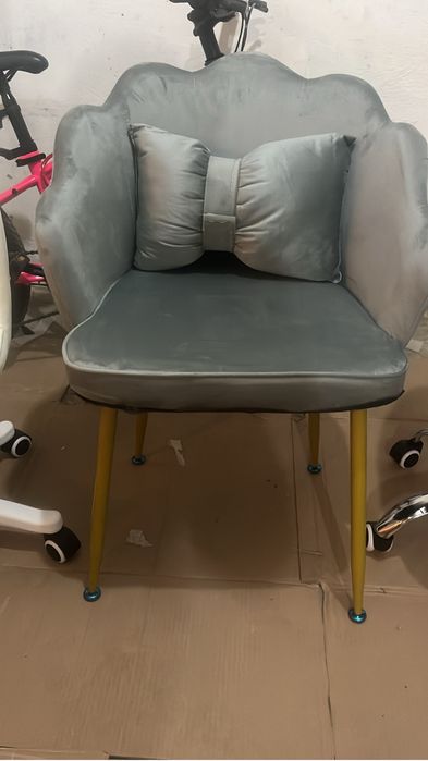 Продам стулья новые