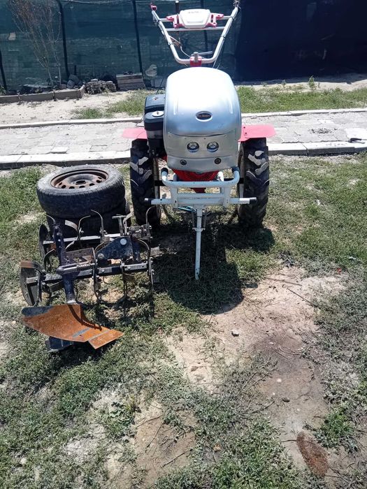 Vând motocultor este de 13 cai
