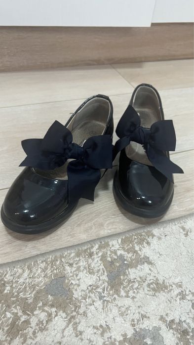 Отдам школьные босоножки