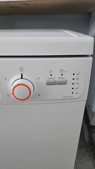 Свободностояща съдомиялна машина Electrolux.