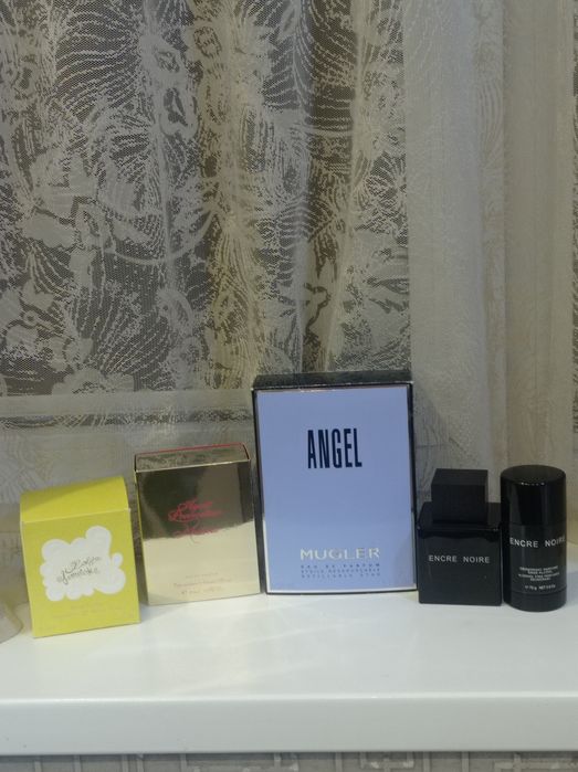 Пустые коробки и флаконы от парфюмов и много флакончиков от отливантов