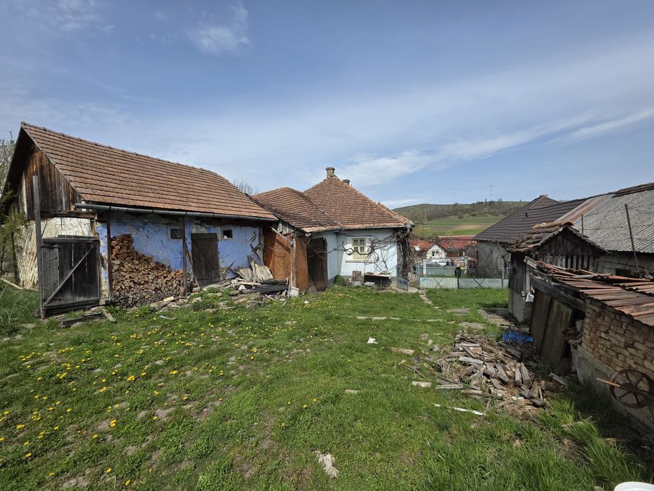 Vând Casa de locuit și teren