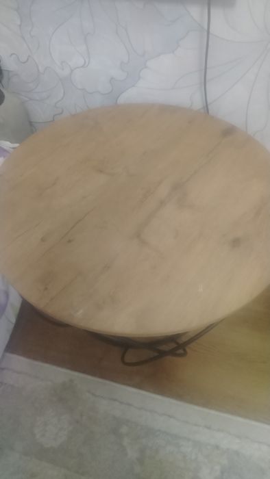 Stol. Sotiladi dumaloq loft uslubida holati ideal aybi yoq.