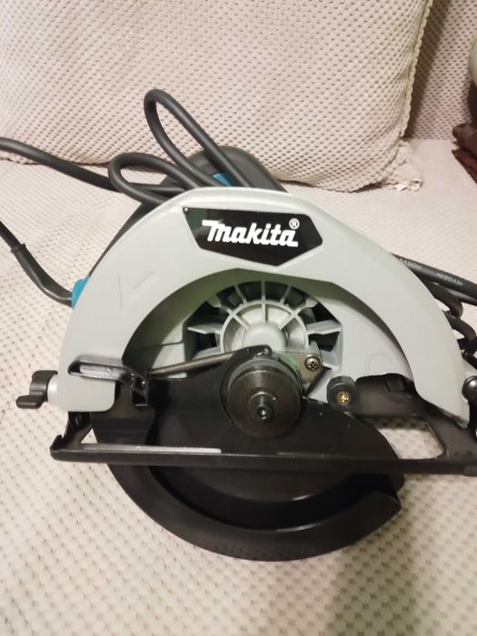 Продавам ръчен циркуляр " Макита"