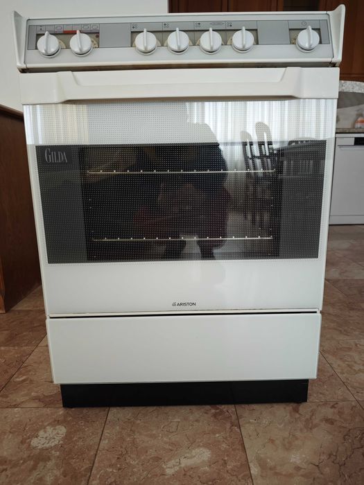 Готварска печка с керамичен плот Аристон