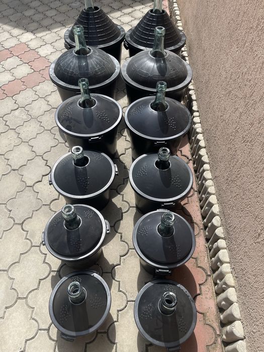 Damigeană din sticlă cu coș din plastic